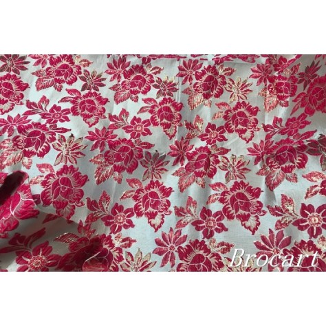 "Tissu brocart Fushia au mètre : "Éclat floral et touches dorées : Le somptueux brocart pour des créations d'exception"