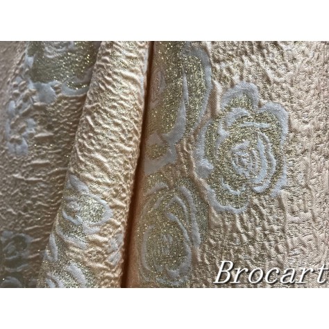 tissu brocart saumon, sublimé par des motifs fleurs blanches et des touches dorées, pour des créations d'exception"