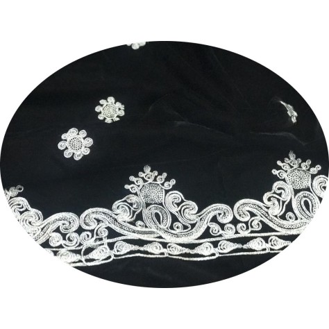 Tissu Velours noir Brodé en Fil Argent, Disponible au Mètre Couture : Raffinement Noir Étincelant