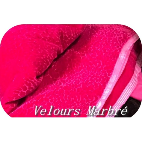 Tissu Velours Marbré fuschia au mètre, Symbole de Raffinement