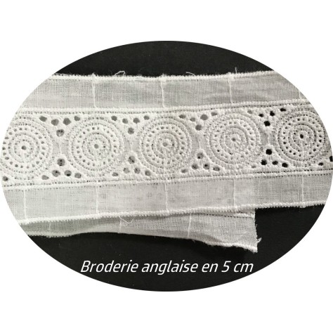 Broderie Anglaise en 5 cm Coton Blanc au Mètre : Douceur en Dentelle