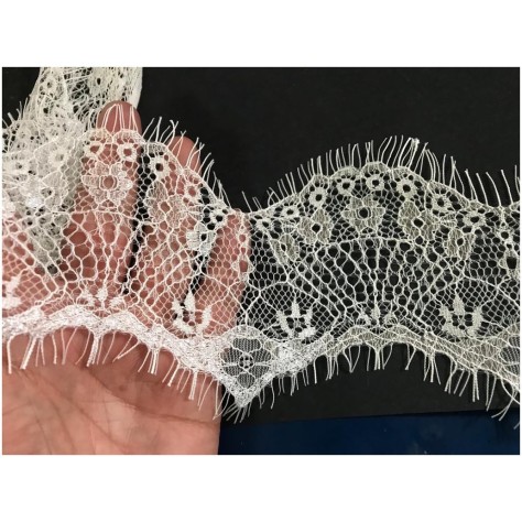 "Dentelle Chantilly blanche au mètre de 9 cm : Élégance et délicatesse à votre portée