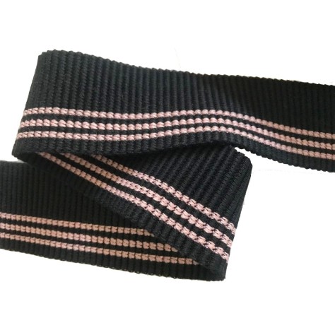 Elastique plat brodé marine 4 cm : Élégance et style avec ses trois rayures roses.