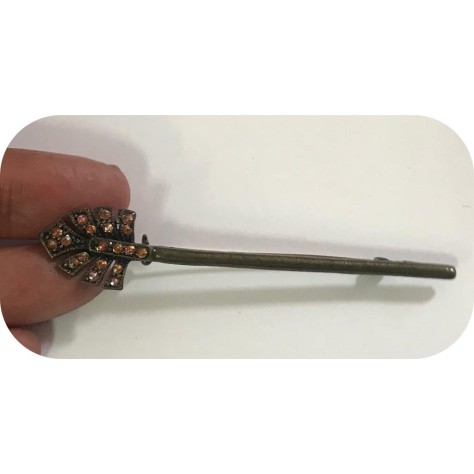 épingle à nourrice bronze de 8 cm ornée de strass : L'alliance parfaite de l'élégance et de la fonctionnalité.