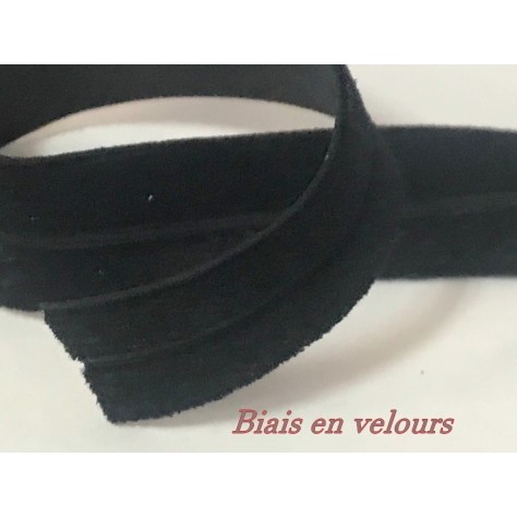 "Biais Velours Préplié Élastique en 15 mm noir : La Touche de Flexibilité Parfaite pour Vos Projets Couture !"