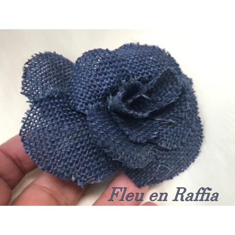 Fleurs en Raphia Bleu : L'Art Naturel de la Création Florale