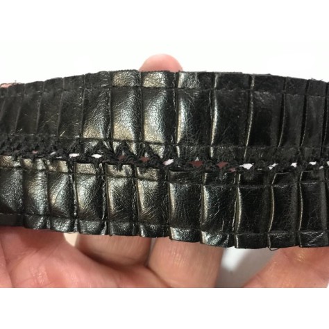 Ruban Simili Cuir en entre deux aspect drapé : Élégante Bande en Simili Cuir Noir Brillant