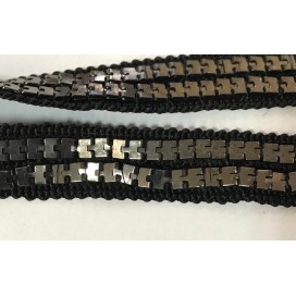 Ruban Chainette Au Mètre Noir sur un support en passementrie noir