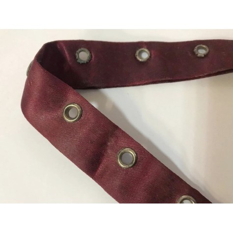 Bande à Oeuillet En Satin Prune A Coudre Pour Agrafage et Serrage