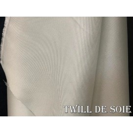 Twill de Soie Ivoire Haute Couture Au Mètre : L'essence du luxe et de la créativité.