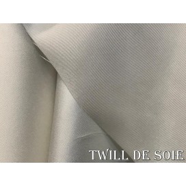 Twill de Soie Ivoire Haute Couture Au Mètre : L'essence du luxe et de la créativité.