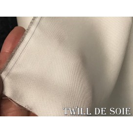 Twill de Soie Ivoire Haute Couture Au Mètre : L'essence du luxe et de la créativité.