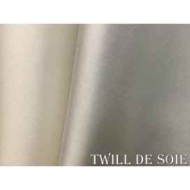 Twill de Soie Ivoire Haute Couture Au Mètre : L'essence du luxe et de la créativité.
