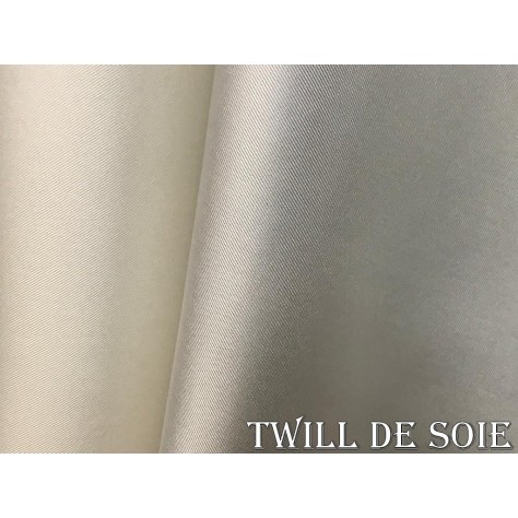 Twill de Soie Ivoire Haute Couture Au Mètre : L'essence du luxe et de la créativité.