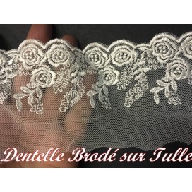 Dentelle Au Mètre En 8 Cm Créme Sur Un Support En Tulle A Coudre Pour Robe De Mariage, Décorations et Customisations.