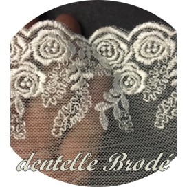 Dentelle Au Mètre En 8 Cm Créme Sur Un Support En Tulle A Coudre Pour Robe De Mariage, Décorations et Customisations.