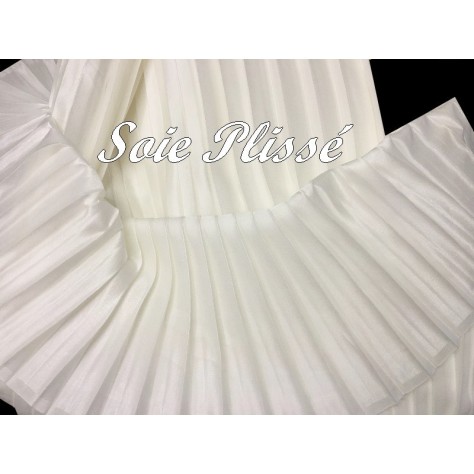 Tissu Plissé de Soie Satiné De Couleur Ivoire, Pour Customisation, Mariage et Cérémonie.
