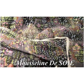 Tissu Mousseline de Soie Imprimé Floral Sur Fond Gris Haute Couture Multicolor Au Mètre.