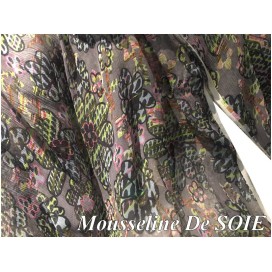 Tissu Mousseline de Soie Imprimé Floral Sur Fond Gris Haute Couture Multicolor Au Mètre.